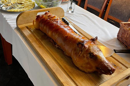 pečené nadívané selátko